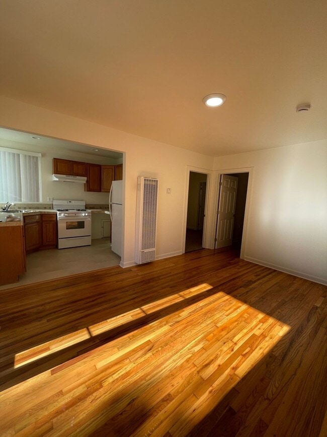 Photo - 3050 122-124 Allen Street Unit 122 B