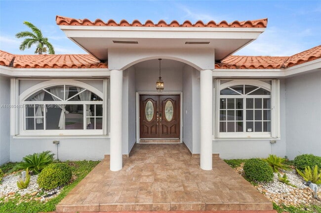 Photo - Winged Foot Drive, Hialeah, FL 33015 - 4 B...