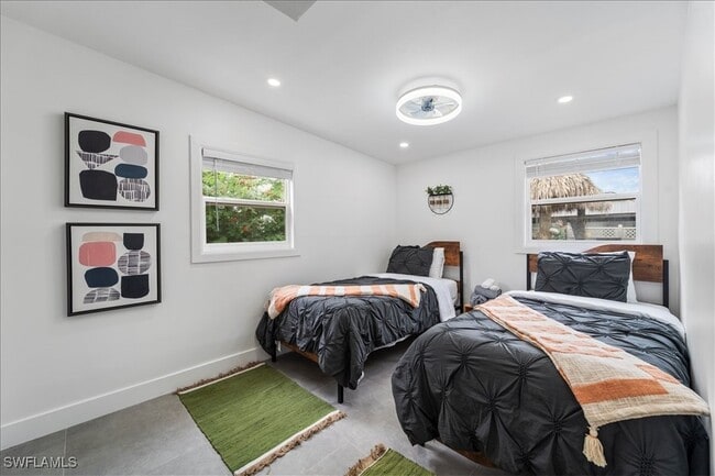 Building Photo - 2123 Holiday Ln