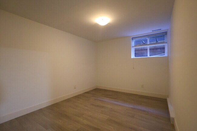 Photo - 21684-21695 95 Ave