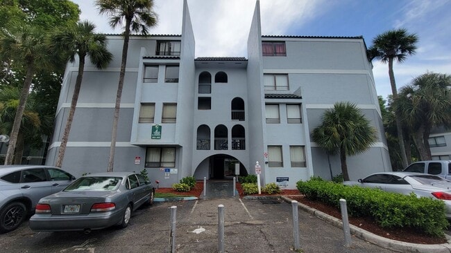 Building Photo - West Palm Beach 1 bedroom 1.5 bath Apartment. Unit 206