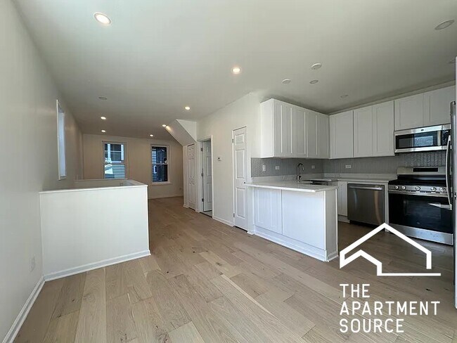 Photo - 2037 N Damen Ave
