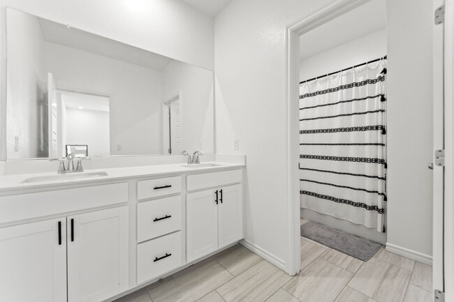 Photo - New Build, 4 bedroom, 3 full bathroom in t... House