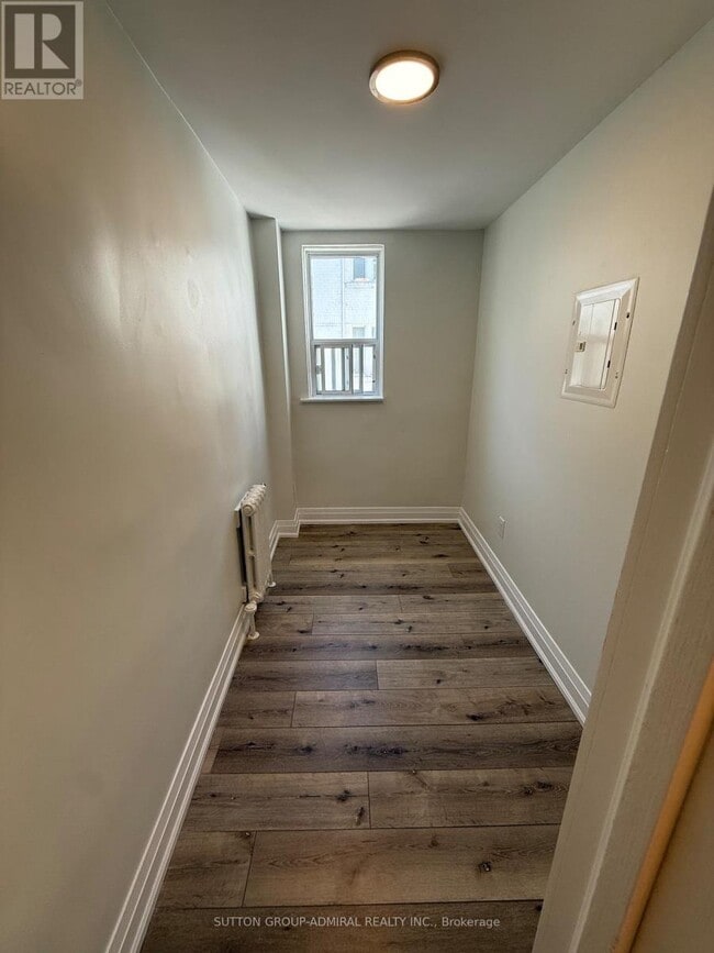 Photo - 697 Eglinton Ave W