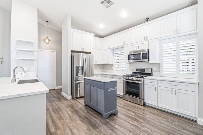 Building Photo - 1502 E Shadow Haven Ln