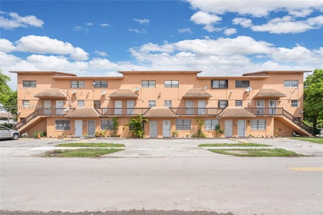 Building Photo - 2261 W 53rd St Unit 13