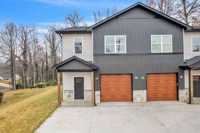 Photo - Updated 3-Bedroom, 2.5-Bathroom Townhome Gem in Landrum Unidad A