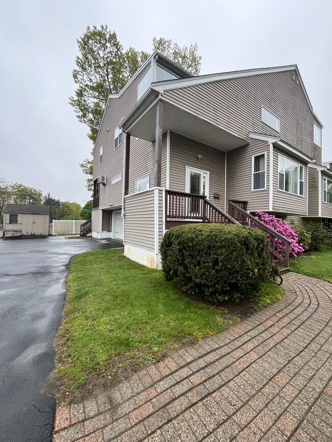 Building Photo - 1 Winneconnett Rd Unit 1