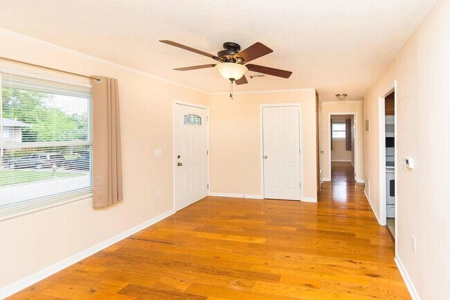 Photo - Garage & Yard