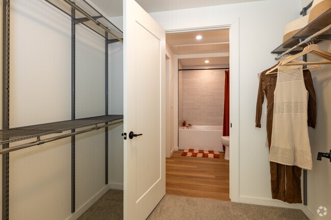 1BR, 1BA - 746SF - Walk-in-closet