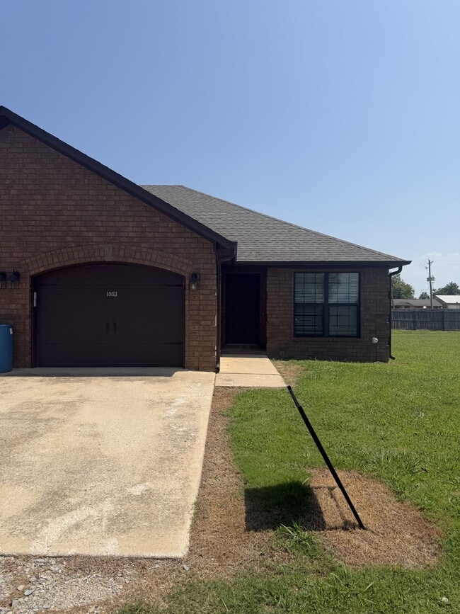 109 W England Ave