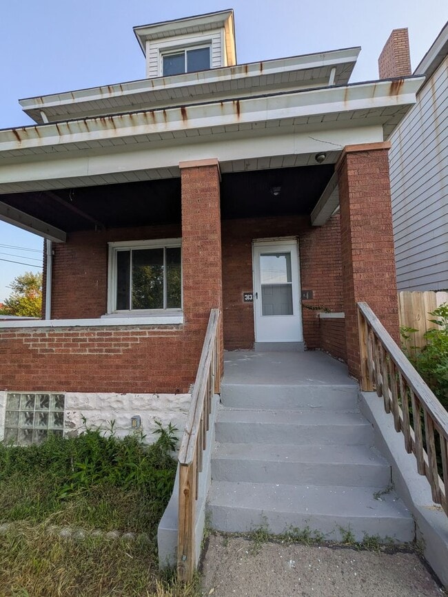 Building Photo - Beautifully renovated brick home in Pittsb...