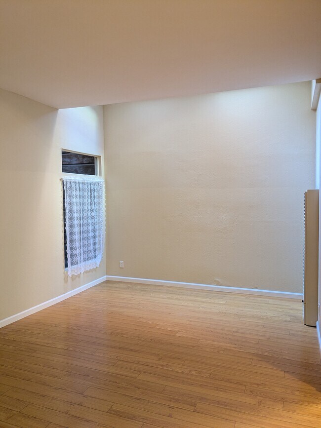 Skylights in the living room - 1654 Grant Ave Unit 1656