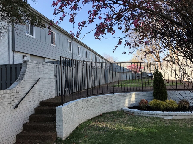 View of the courtyard - 1900 Richard Jones Rd
