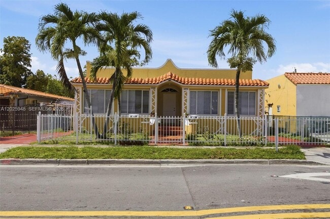 Building Photo - 1745 SW 17th St Unit 2