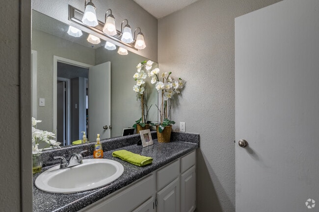 2BR, 1BA - 944 SF