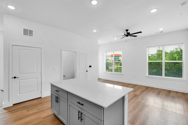 Building Photo - 1525 Bernard St Rental