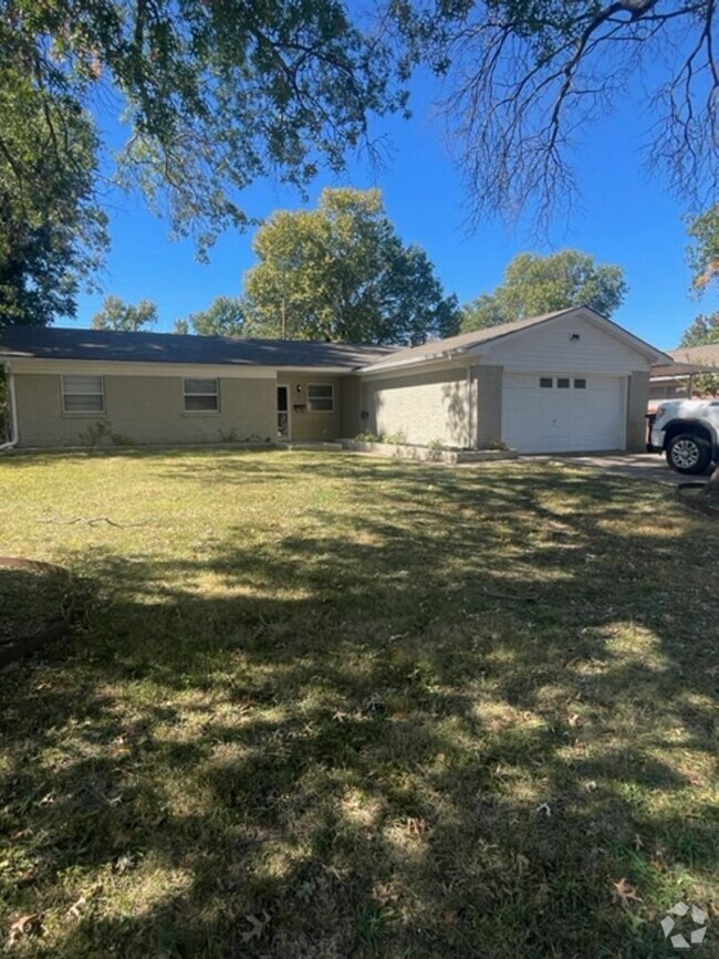 Building Photo - Updated Three Bedroom Rental