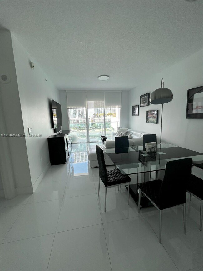 Building Photo - 31 SE 5th St Unit 1003