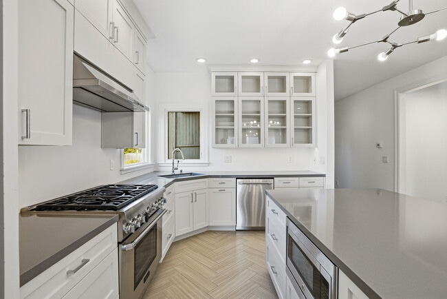 Photo - 2930 Washington St