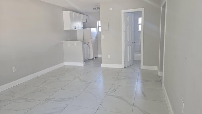 Building Photo - 616 NW 5th Ave Unit 2