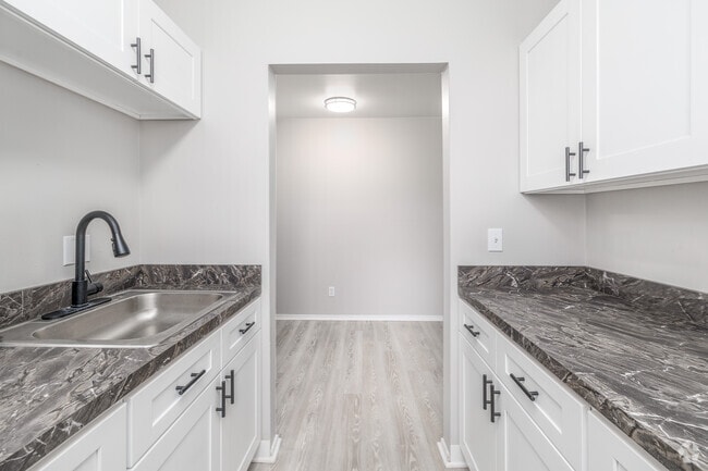 1BR, 1BA - 575SF - Kitchen