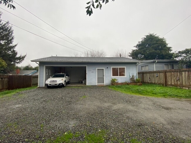 Building Photo - Sweet 2/1 McKinleyville house with garage and laundry