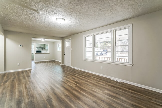 Photo - 105 Weathington Rd SW