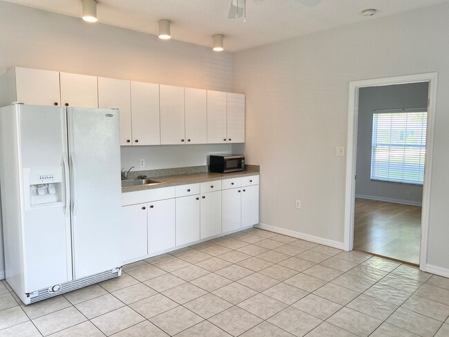Building Photo - 6440 Elmwood Ave Unit 2
