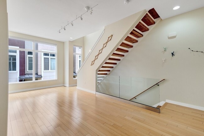 Photo - 1561 E 118th St