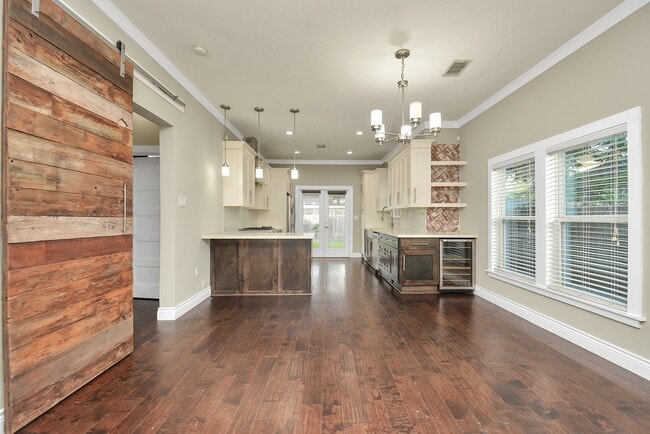 Photo - 318 Ennis St