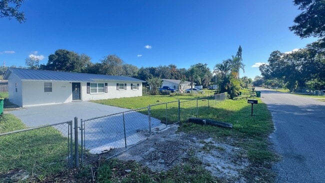 Building Photo - Fully Remodeled Modern 4 Bedroom, 2 Bathro...