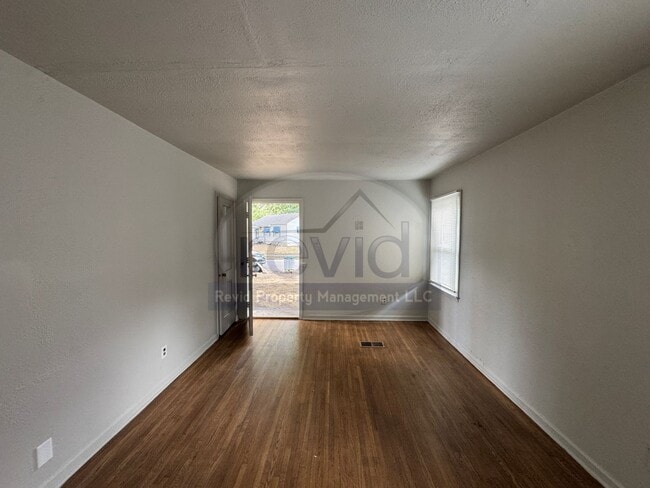 Photo - 1445 Luverne St