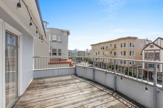Photo - 2128 Bay St