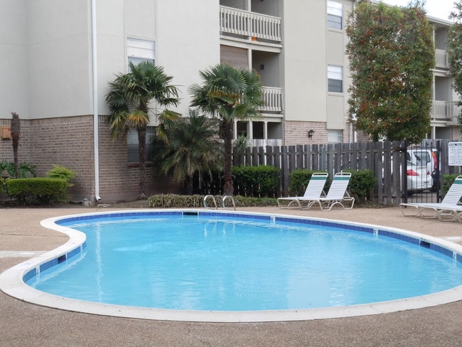 Metairie Lake Apartments