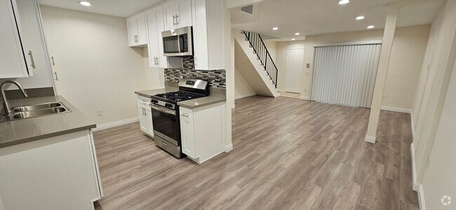 Building Photo - Beautifully Renovated Townhouse with Moder...