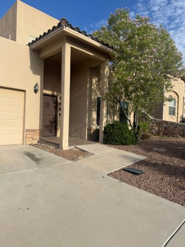 Building Photo - Three Bedroom, 2 Bath Home For Rent