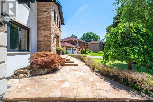 Photo - 1298 Bunsden Ave