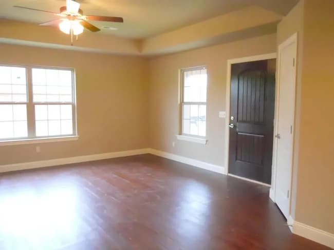 2401 W Bridlewood Trail