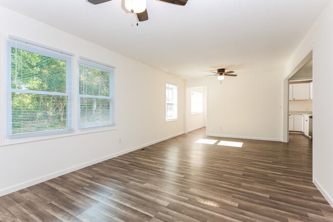 Photo - 126 Saturn Ln