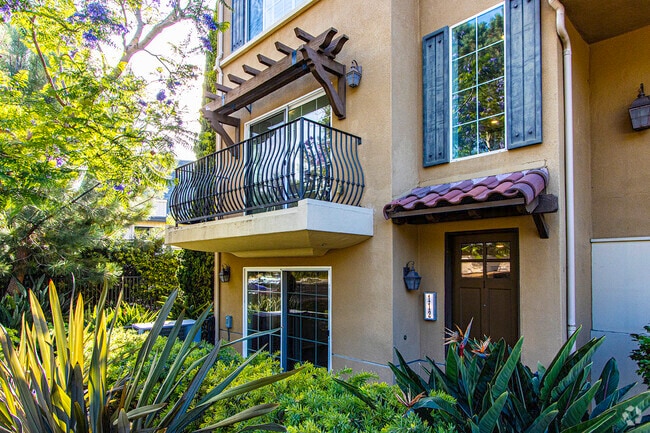Building Photo - 2400 Torrey Pines Rd Rental