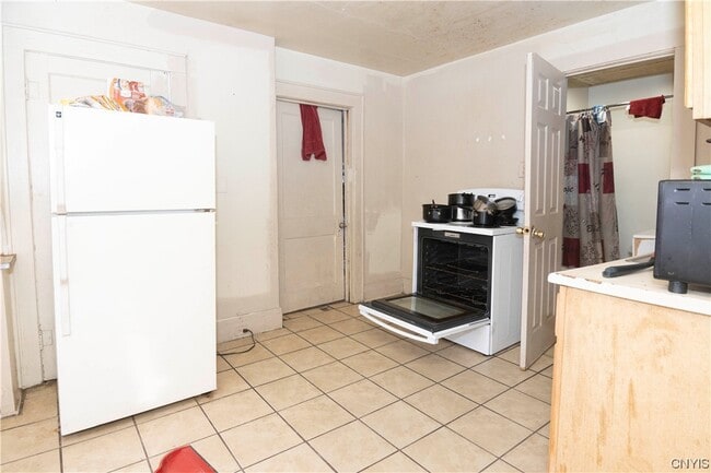 Kitchen - 525 Tallman St