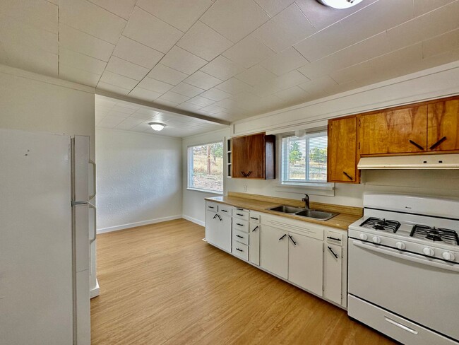 Building Photo - 2bdrm, 1 bath house with shed near Jeld We...