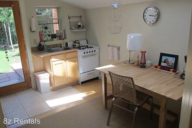 Photo - Charming Studio Furnished Unit - Cozy 400 Sq Ft Home with Full Bath!" Unidad B