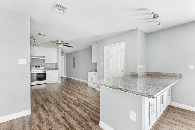 Photo - 520 E Defee Ave