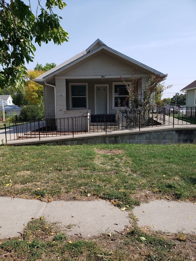 Building Photo - Spacious 3 Bed / 2 Bath Home – Updated & M...