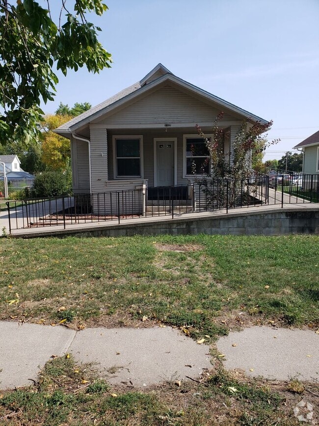 Building Photo - Spacious 3 Bed / 2 Bath Home – Updated & M...