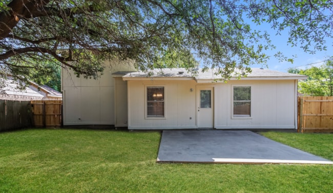 Photo - 624 S Waxahachie St