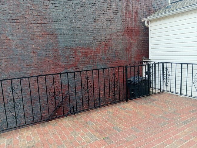 secured by Gate - 254 S Exeter St Unidad 1