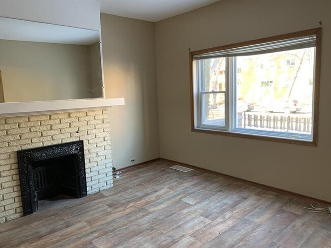 Photo - 562 Wardlaw Ave